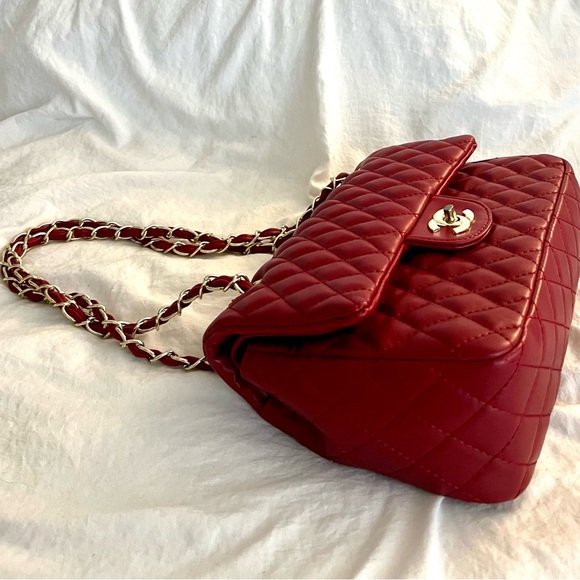 👑✅PRICE FIRM✅ Beautiful Large Red Quilted Gold Chain Purse - Picture 5 of 17